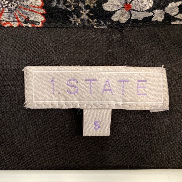 Short dress. Sheer sleeves. Liner for body. Cute flower pattern. Smoke free home - Picture 5 of 9